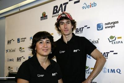 Irati Anda y Patxi Usabiaga durante la rueda de prensa ofrecida hoy en Donostia antes de partir hacia China