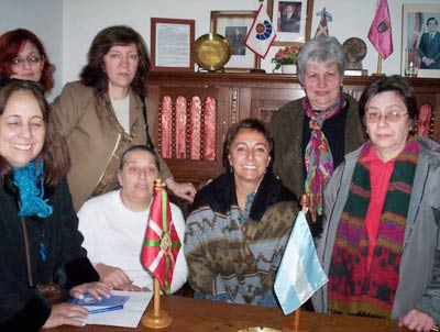Dirigentes de Emakume Abertzale Batza con Izaskun Moyua durante el viaje que la entonces directora de Emakunde realizó a la Argentina al objeto de, entre otros propósitos, festejar el 70 aniversario de EAB-Argentina