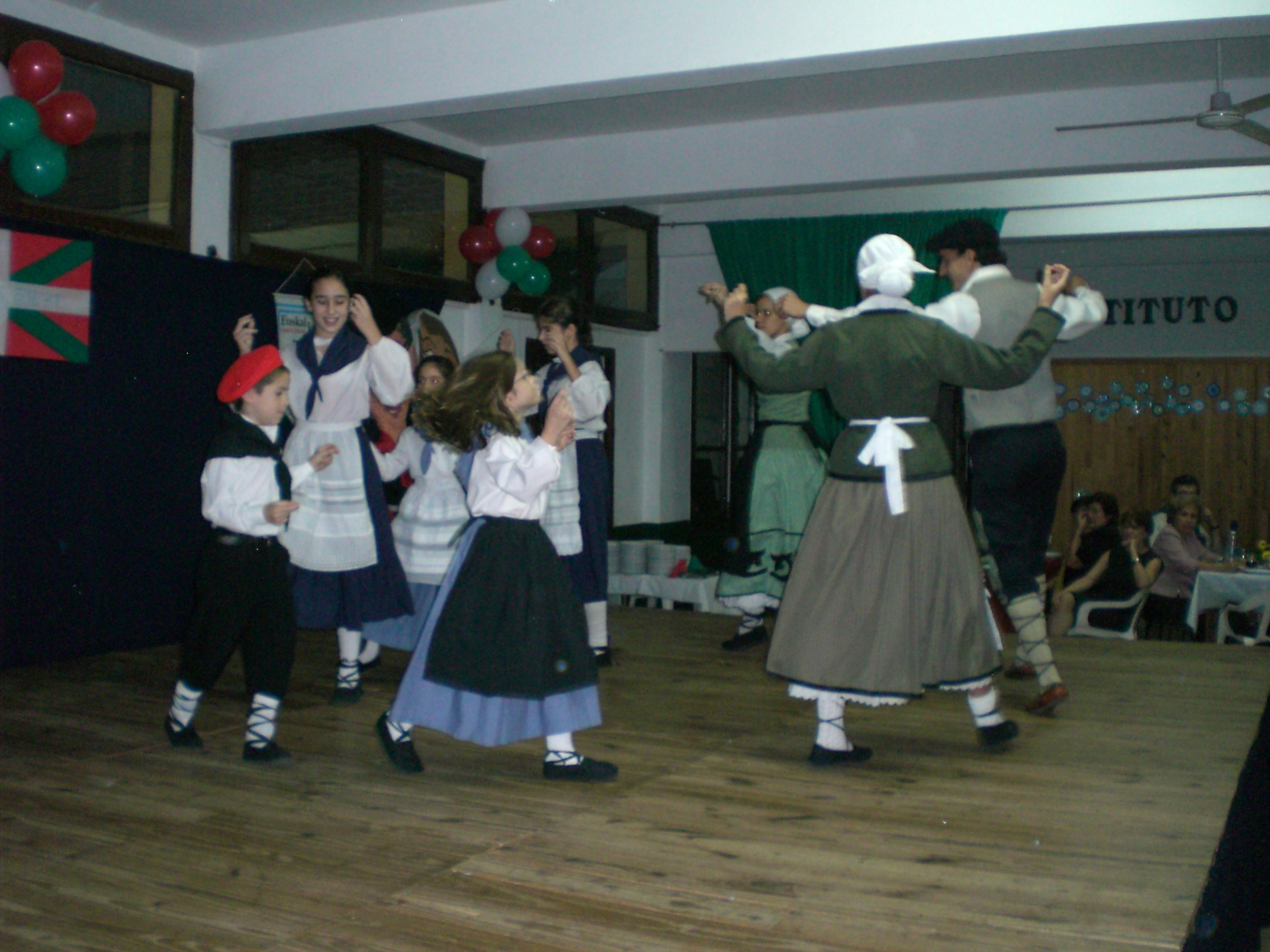 Los txikis durante su presentación en la Cena de Amigos de Euskal Jatorri