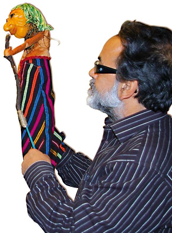 Mario Nilo con una de sus marionetas (Guaixe argazkia)