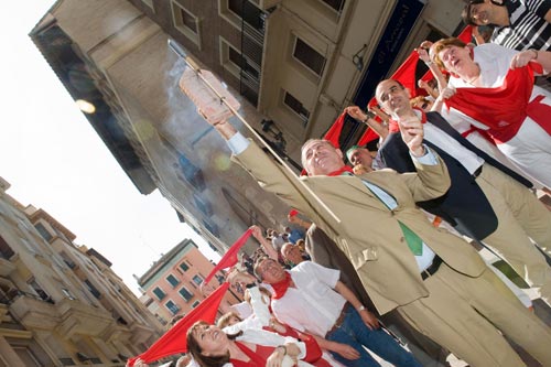 El vicealcalde de Zaragoza, Fernando Gimeno, lanza el txupinazo organizado por la Casa Navarra en la ciudad maña el pasado lunes 6 de julio.