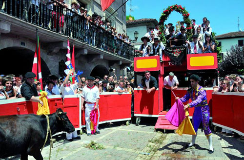 'Elizondoko Belatzak' ganó el primer premio gracias a la recreación de una plaza de toros portátil que se iba estrechando a su paso por las calles, en la que jóvenes del pueblo torearon a una vaquilla (foto Ondikol-Diario de Noticias)