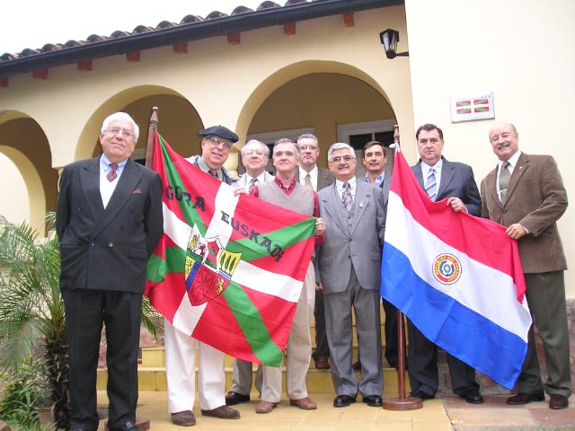 Miembros de la directiva del Centro Vasco Jasone Euskal Etxea de Asunción, Paraguay al asumir la presidencia Galo Egüez en 2008