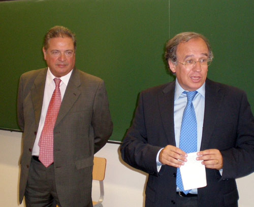 De izquierda a derecha, Julián Celaya, director de Relaciones con las Colectividades Vascas, y Guillermo Echenique, secretario general de Acción Exterior (foto EuskalKultura.com)