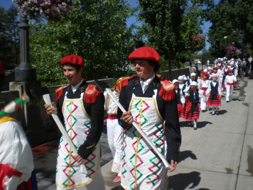 Escena de la Kabalkada por las calles de Reno el pasado sábado, 24 de julio, por la mañana (foto EuskalKultura.com)