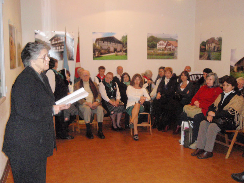 María Elena Etcheverry dio la bienvenida a los presentes y pronunció unas palabras al inicio de la actividad cultural organizada por Eusketxe (foto EuskalKultura.com)