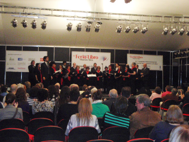 El coro Lagun Onak actuando en la Feria del Libro de Buenos Aires (foto EuskalKultura.com)