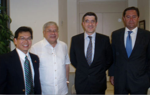 (De I a D) El cónsul filipino Marciano de Borja (investigador experto en presencia histórica vasca en Filipinas), el embajador Lafdameo, el Lehendakari López y Andoni de Irala, cónsul honorario de Filipinas en Bilbao, tras la reunión en Vitoria-Gasteiz