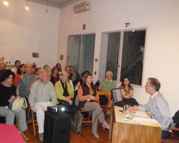 Xamar presentando su libro 'Los Vascos' en Euskaltzaleak (foto EuskalKultura.com)