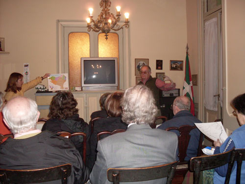 Imagen de una de las charlas de Juan Carlos Ibarrola, en la imagen auxiliado por Norma Ríos, en Iparraldeko Euskal Etxea de la Ciudad Autónoma de Buenos Aires (foto Cris Cordara)