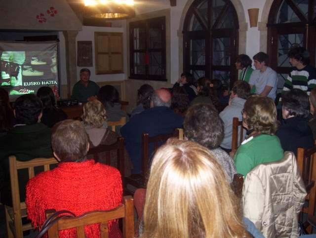 Sesión anterior del ciclo de charla-cine-debate que dirige en Chascomús César Arrondo