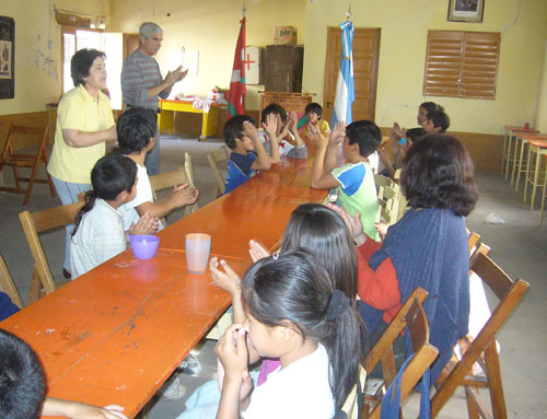 Momento de juegos y cantos durante la chocolateada del pasado fin de semana organizada por el Centro Vasco Kotoiaren Lurra del Chaco