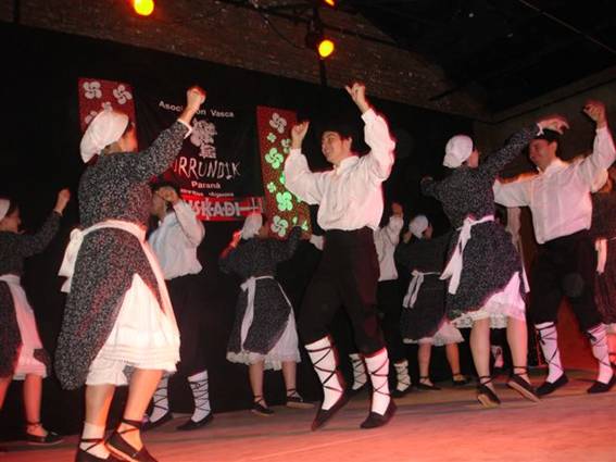 Los dantzaris de Urrundik en plena actuación el pasado 1 de agosto