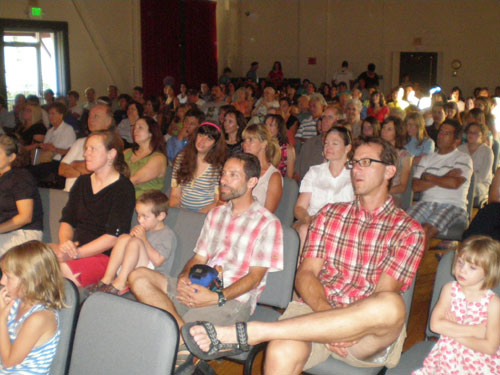 Imagen del público asistente al inicio de la gala del 20 aniversario de Zenbat Gara, en el 'McKinley Arts and Culture Center' de Reno (foto EuskalKultura.com) 