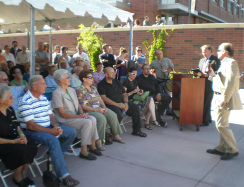 Un momento del acto de inauguración oficial de las instalaciones del Centro de Estudios Vascos (CBS) de la Universidad de Nevada en Reno. El co-director del Centro se dirige a los presentes (foto EuskalKultura.com)