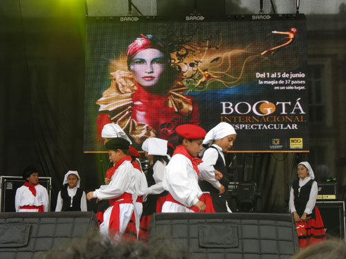 La representación vasca, con los niños y niñas vestidos de dantzaris, en uno de los momentos de su exhibición de baile en la Feria Bogotá Internacional