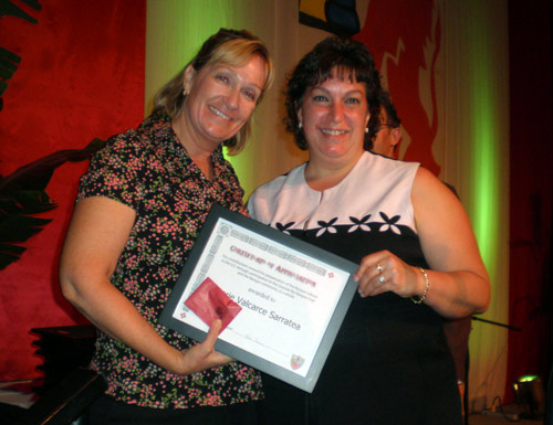 Kate Camino (drcha), presidenta del Zazpiak Bat de Reno, entregando su diploma a Cherie Valcarce Sarratea (izda), en el transcurso de la gala de reconocimiento a la labor llevada a cabo por las mujeres del Centro (foto EuskalKultura.com)