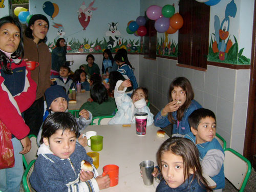 Fotografía de los preparativos de la chocolatada en su edición de 2008