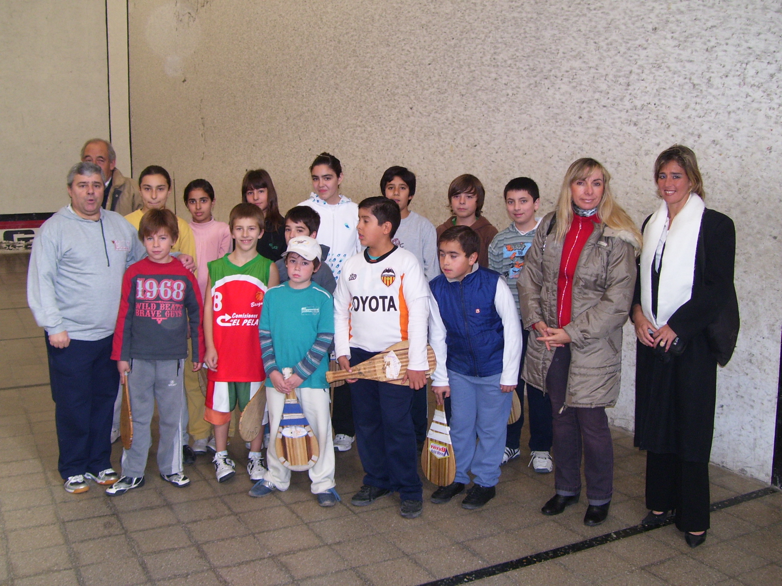 Participantes de la Escuela Pelotari con la diputada Fonseca en el frontón del CV de General Acha