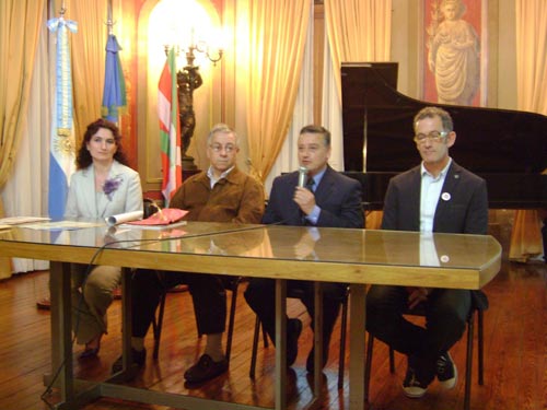 Graciana Goicoechandia, presidenta del Centro Vasco de Las Flores; Felipe Eiheragibel, presidente FEVA; el intendente municipal de Las Flores, ing. Alberto C. Gelené; y José Francisco Zinkunegi, responsable del Programa Euskara Munduan de HABE