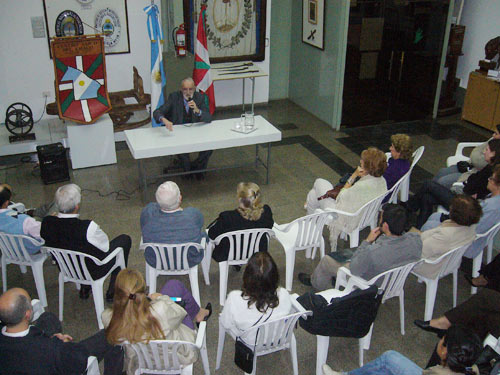 Un momento de la charla de Mikel Ezkerro, quien fue presentado por Jose Christian Echavarría, presidente del Centro Vasco del Chaco.