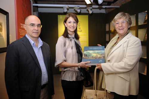 Jose Maria Unsain, codirector del Museo, Isabel de Sequera-Ugarte, embajadora de Filipinas en España, y María Jesús Aranburu, diputada de Cultura y Euskera de la Diputación Foral de Gipuzkoa, haciendo entrega del libro 'San Sebastián, ciudad marítima'