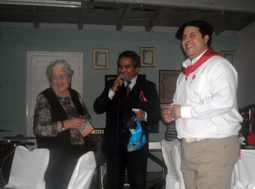 Homenaje y entrega del diploma y reconocimiento a Ofelia Larrea, por su dedicación y constante esfuerzo en favor de la colectividad vasca sanjuanina (foto EuskalKultura.com)