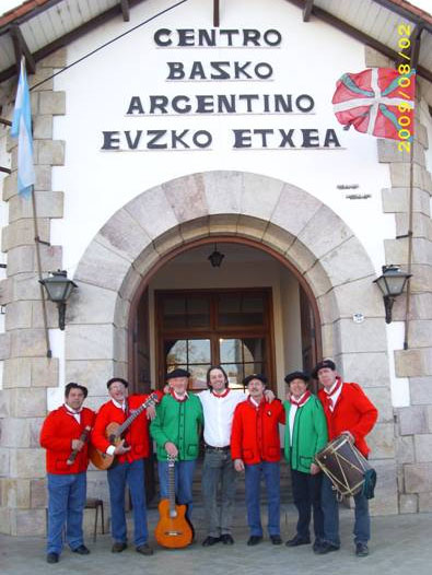 Miembros del Otxote Osasuna frente a la entrada del Centro Vasco Euzko Etxea de Necochea el pasado mes de agosto