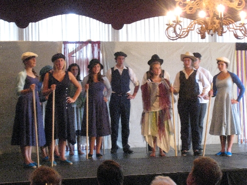 High school students from Sohüta (Xiberoa) performing 'Euskamerikan artzain' at the San Francisco Basque Cultural Center