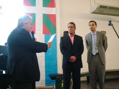 José Orbaiceta Orbaiceta leyendo la declaración de interés municipal a la fiesta de San Fermin, junto al Ing. Javier Clúa, presidente del Centro Basko y al Dr. Pablo Bruera, Intendente Municipal de La Plata