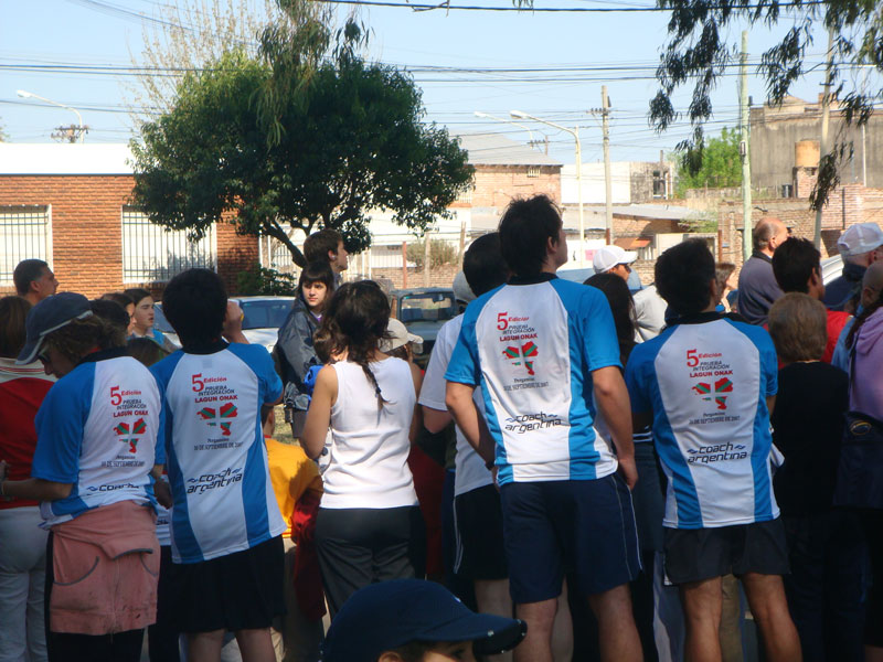 Participantes de la edición 2007 de la Prueba de Integración Lagun Onak con las remeras de diseño vasco