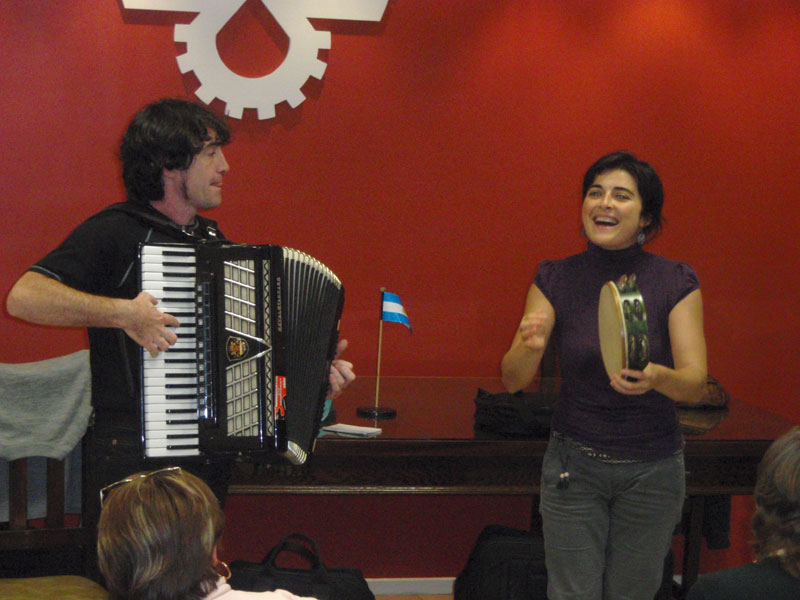 Janire Egaña y Joxi Gonzalez durante el concierto que dieron en San Miguel (foto EuskalKultura.com)