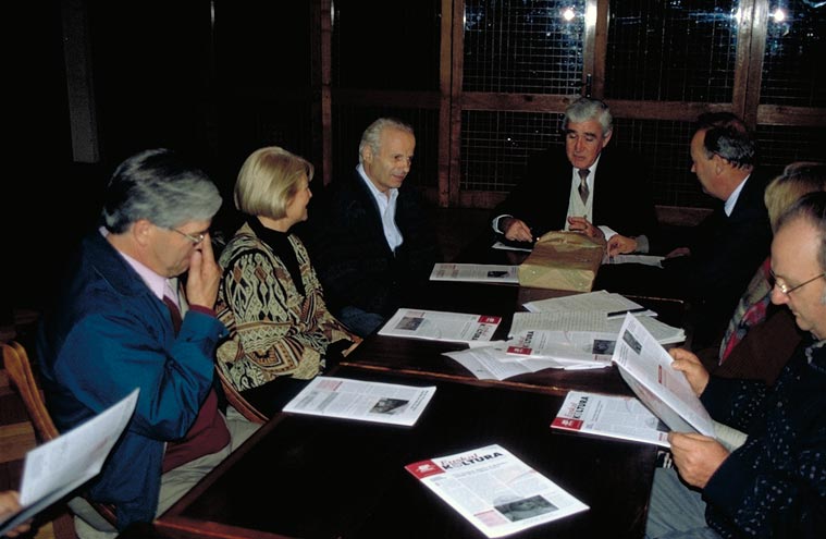 Foto de archivo del directorio del Centro Navarro de Chile, cuando estaba presidido por el doctor Arraztoa (foto EuskalKultura.com)