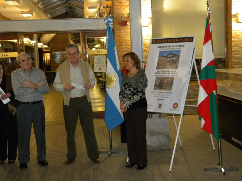 Luis María Barrandeguy, vocal, y Claudio Esnal, presidente del Zazpirak Bat, junto a la Coordinadora de Cultura del Distrito Stella Ardel en la inauguración de las muestras (foto RosarioEE)