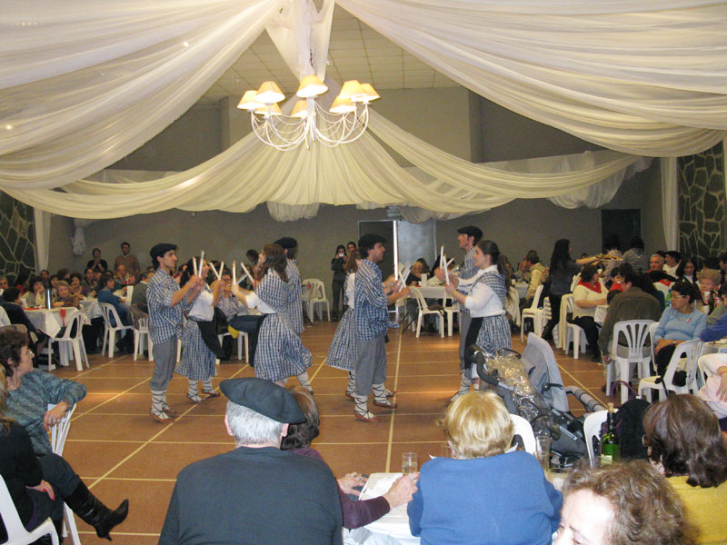 Grupo de dantzaris del Euskaldunak Denak Bat de Arrecifes en la fiesta de San Ignacio, llevada a cabo en la sede de la institución