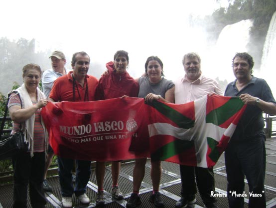 Integrantes de la expedición en Cataratas (foto Mundo Vasco)