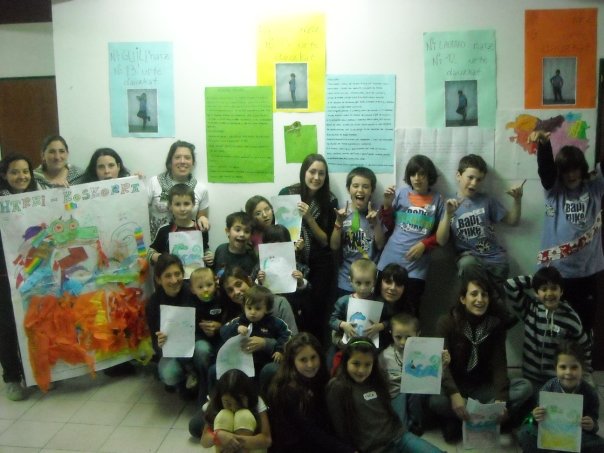 Hace años que en Mar del Plata celebran las fiestas de las ikastolas de cada herrialde vasco. Este año han creado su propia fiesta unitaria, 'Harri koskorra'. En la foto, algunos de los participantes más txikis