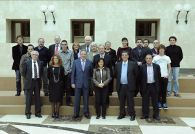 Los representantes de la federación española de centros vascos, junto a Julián Celaya y técnicos de la Dirección de Relaciones con las Colectividades (foto EuskalEtxeak.net)