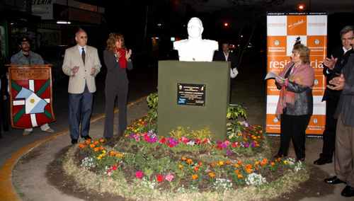 Imagen del acto protocolario de inauguración del busto, en el Paseo de la Civilidad de Resistencia, en pleno centro de la capital chaqueña