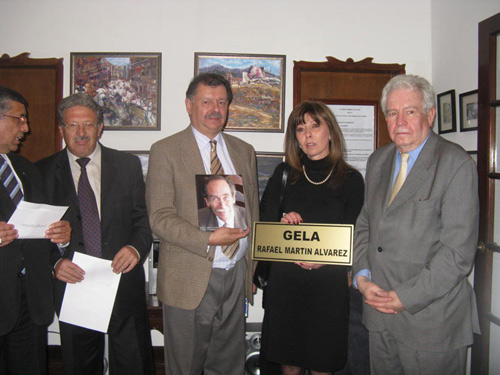 La familia y los dirigentes al completo de la colectividad vasca de Colombia se sumaron al homenaje a Rafael Martín en la jornada de clausura de la Semana Colombo Vasca 2009