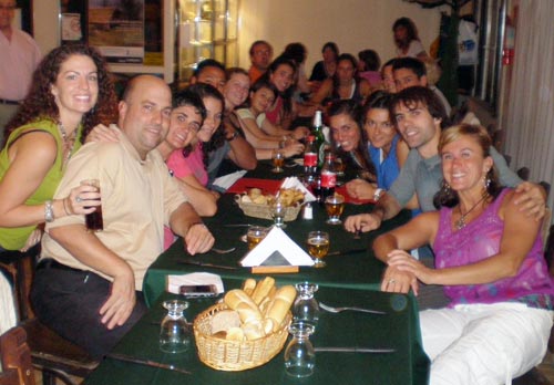 Aspecto que lucía ayer por la noche el Centro Vasco Unión Vasca de Bahía Blanca, con vascos llegados de diversos lugares de Argentina y el extranjero (foto EuskalKultura.com)