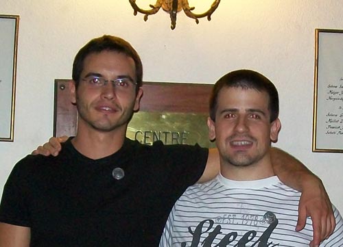 Adrián y José son los investigadores de la Universidad del País Vasco que recogerán hoy, mañana y pasado muestras de ADN en Bahía Blanca, para después retornar a Euskal Herria