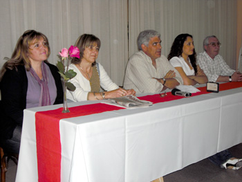 Miembros de la Comisión Directiva del Centro Navarro de Bolívar en la entrega de subsidios (foto Diario de la Mañana)