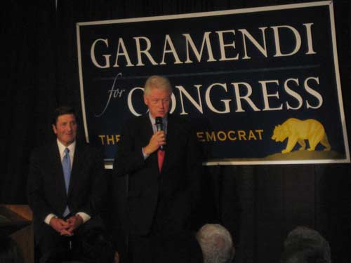 Un momento de la intervención de Clinton, con Garamendi junto a él