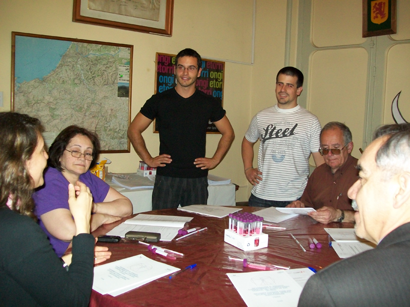 Adrián Odriozola y José Aznar junto a los miembros del Iparraldeko Euskal Etxea - Centro Vasco-francés (foto EE)