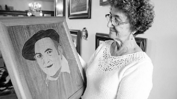 Mercedes Ruiz muestra una de las obras de su marido, el taraceísta durangués José Joaquín Domínguez Arbe (foto Deia)