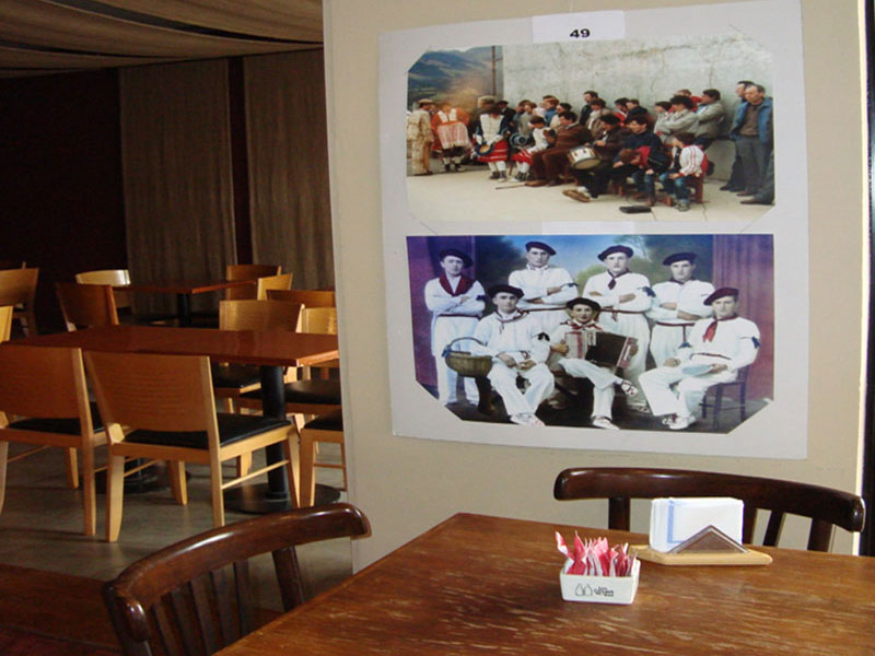 Imagen de la exposición fotográfica en el resto-bar 'Los caminos del vino'