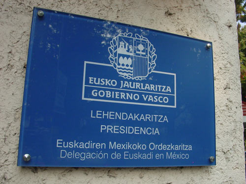 Placa de la aún Delegación de Euskadi en la capital mexicana (foto EuskalKultura.com)