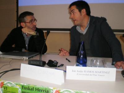 De izquierda a derecha, Pedro Oiarzabal, experto en cuestiones de la Diáspora, de la Universidad de Nevada-Reno, y Jon Ander Ramos, investigador y miembro de la organización del Seminario (foto EuskalKultura.com)