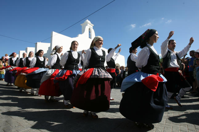 El grupo berriozartarra durante su participación el sábado en la procesión de la Fiesta Mayor de Sant Rafel, en Ibiza (foto Juan A. Riera, Diario de Ibiza)